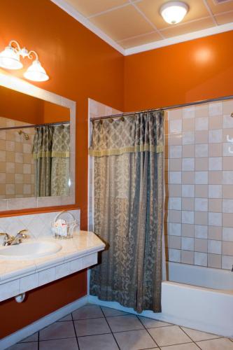 Bathroom, The Great House Inn in Belize City