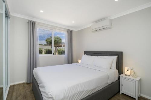 Bright and Spacious 2-Bed Thornlie Family Home - image 5