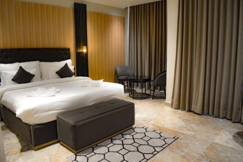 Deluxe Room image 6