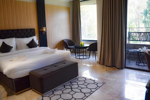 Deluxe Room image 7