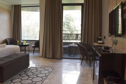 Deluxe Room image 8