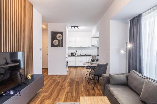 One-Bedroom Deluxe Apartment image 8