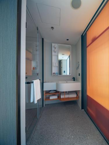 Superior Twin Room image 1