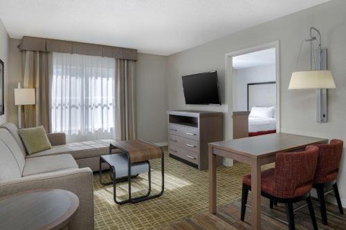 2 queen beds, 1 sofa bed