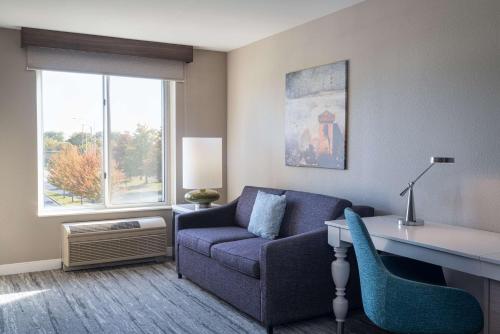 Hilton Garden Inn Saint Charles - image 8