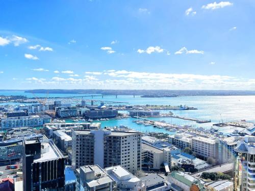 Amazing Harbour & Sea View 2Bd & 2Bth with Aircon Near Skytower & Britomart, Auckland