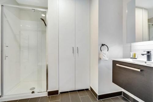 High Level Stylish Studio Apartment City Central - Pool Gym Sauna, Auckland (photo 10)
