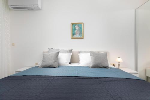 One-Bedroom Apartment with Sea View and Terrace image 9