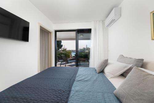 One-Bedroom Apartment with Sea View and Terrace image 7