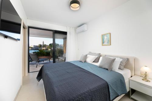 One-Bedroom Apartment with Sea View and Terrace image 8