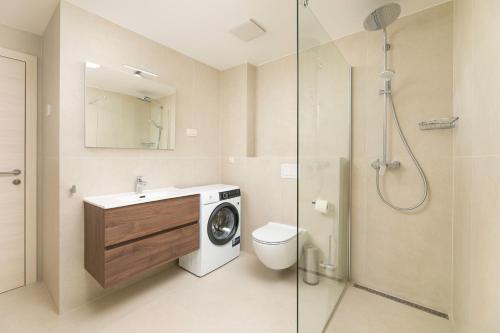 One-Bedroom Apartment with Bay View image 6
