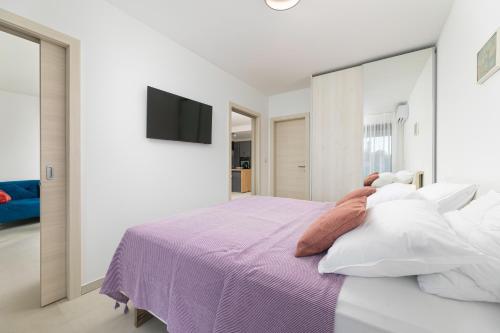 One-Bedroom Apartment with Bay View image 10