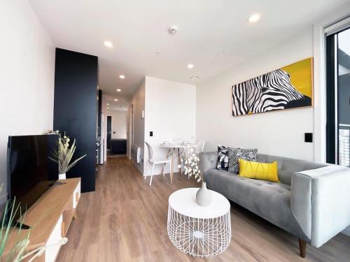 Stylish & Cozy 1 Bedroom Penthouse Apartment in CBD Near Skytower- Pool Gym Sauna, Auckland (photo 4)