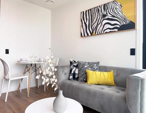 Stylish & Cozy 1 Bedroom Penthouse Apartment in CBD Near Skytower- Pool Gym Sauna, Auckland (photo 7)