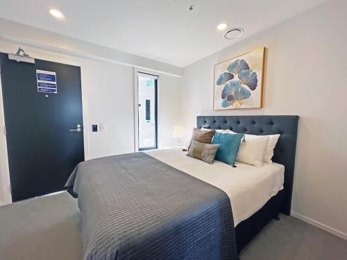 Stylish & Cozy 1 Bedroom Penthouse Apartment in CBD Near Skytower- Pool Gym Sauna, Auckland (photo 8)