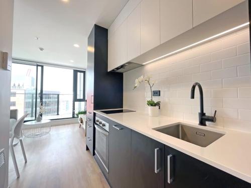 Stylish & Cozy 1 Bedroom Penthouse Apartment in CBD Near Skytower- Pool Gym Sauna, Auckland (photo 10)