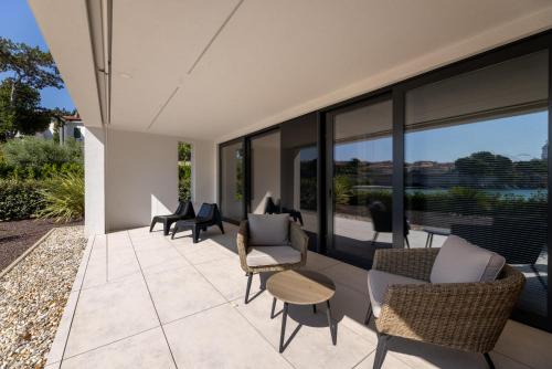 One-Bedroom Apartment with Bay View room in Premium apartments BELLA VISTA Portapisana