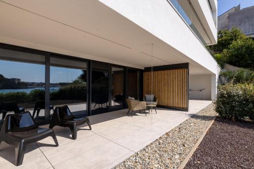 One-Bedroom Apartment with Bay View image 5