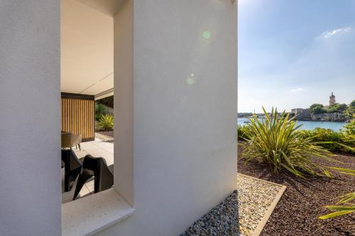 One-Bedroom Apartment with Bay View image 8