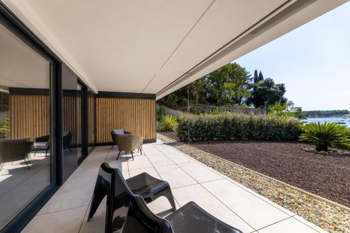 One-Bedroom Apartment with Bay View image 3