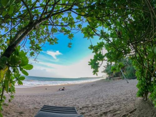 The Beach Club Wadduwa Villa & Sea food Restaurant in Vaduva