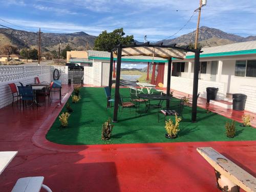 Mount-N-Lake Motel