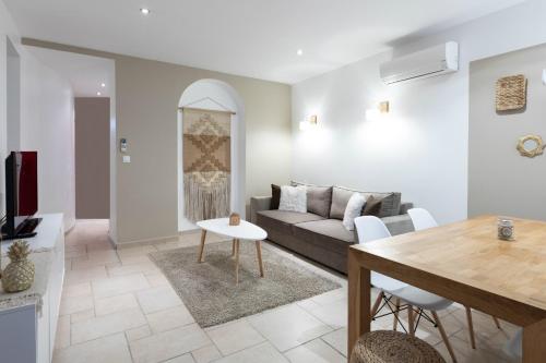 Deluxe Two-Bedroom Apartment with Garden View