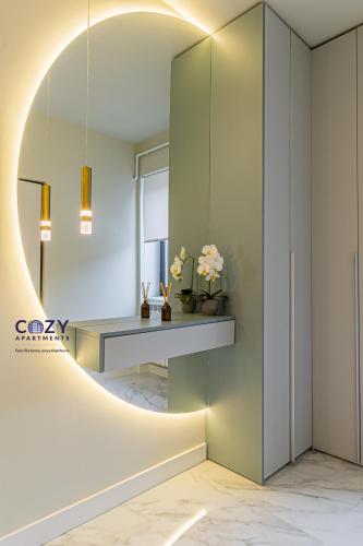 One-Bedroom Premier Apartment image 5