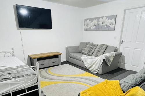 3bedroom- near to station-Private Garden-Wifi, Liverpool (photo 2)