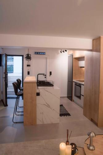 Deluxe One, Atenas
