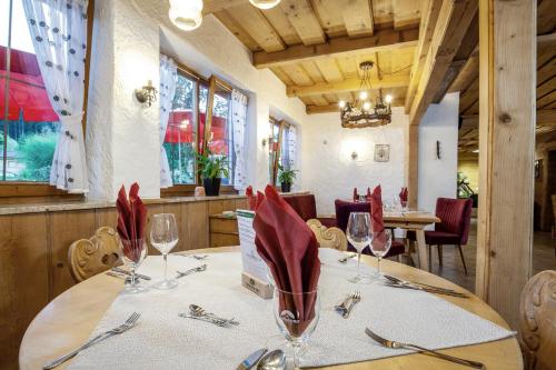 餐廳, Wellness Chalet mit Whirlpool und Sauna bei Salzburg und Berchtesgaden in 阿因林格
