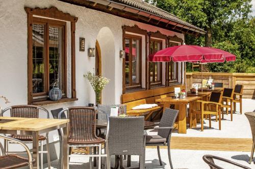 餐廳, Wellness Chalet mit Whirlpool und Sauna bei Salzburg und Berchtesgaden in 阿因林格