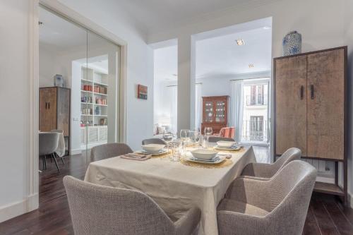 Elegant Spacious Apartment for 4 High Ceilings Natural Light Madrid - image 7