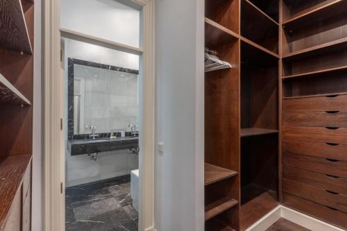 Elegant Spacious Apartment for 4 High Ceilings Natural Light Madrid - main image