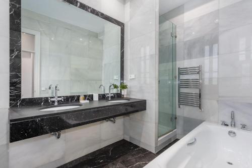 Elegant Spacious Apartment for 4 High Ceilings Natural Light Madrid - image 2