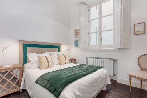 Elegant Spacious Apartment for 4 High Ceilings Natural Light Madrid - image 10