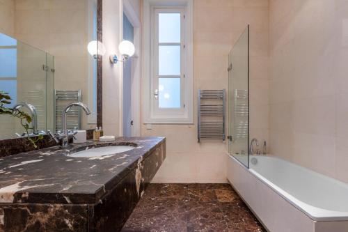 Elegant Spacious Apartment for 4 High Ceilings Natural Light Madrid - image 9