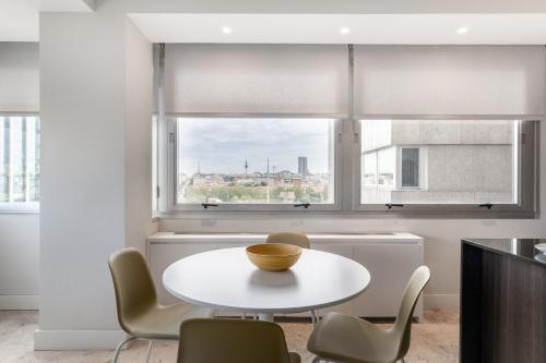 Stylish 1BR Apartment with City Views – Colón - main image