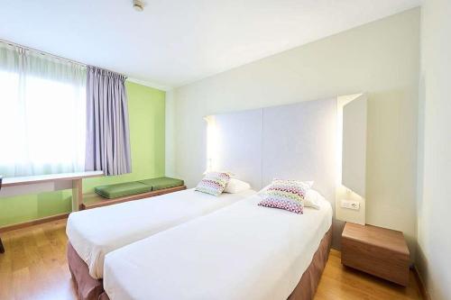 2 twin beds