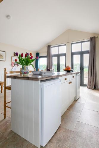 Leveret Lodge with secure garden for Dogs in Chislet