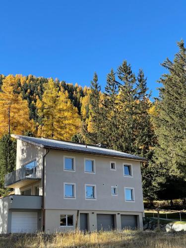 Apartment with Mountain View
