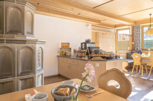 مطعم, Pension BergMoment Ferienwohnungen oder Zimmer mit Frühstück (Pension BergMoment Ferienwohnungen oder Zimmer mit Fruhstuck) in Lenggries