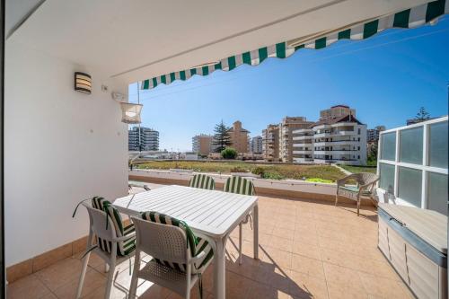 Sun-Drenched, Sea-View Apartment with Giant Patio!, Fuengirola (Foto 3)