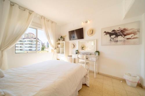 Sun-Drenched, Sea-View Apartment with Giant Patio!, Fuengirola (Foto 7)