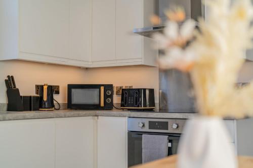2 Bedroom, 2 Bathroom Garden Flat, By Primal Estates Short Lets in Brighton, Brighton and Hove (zdjęcie 9)