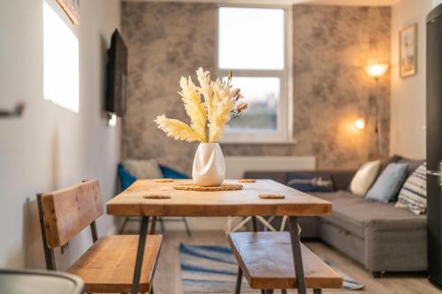 2 Bedroom, 2 Bathroom Garden Flat, By Primal Estates Short Lets in Brighton, Brighton and Hove (zdjęcie 6)