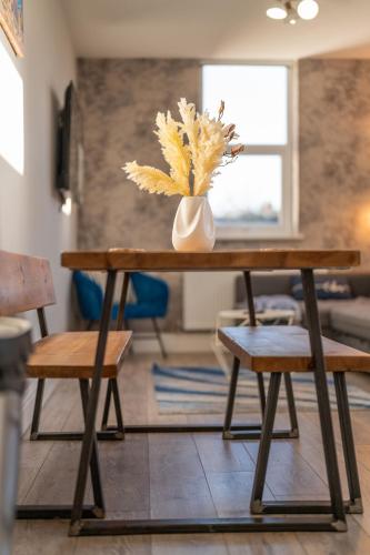 2 Bedroom, 2 Bathroom Garden Flat, By Primal Estates Short Lets in Brighton, Brighton and Hove (zdjęcie 4)