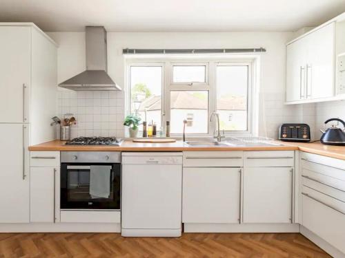 Bright and Spacious Apartment-Unbeatable Location - Pass the Keys, Windsor (photo 6)