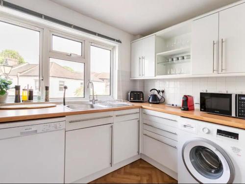 Bright and Spacious Apartment-Unbeatable Location - Pass the Keys, Windsor (photo 7)