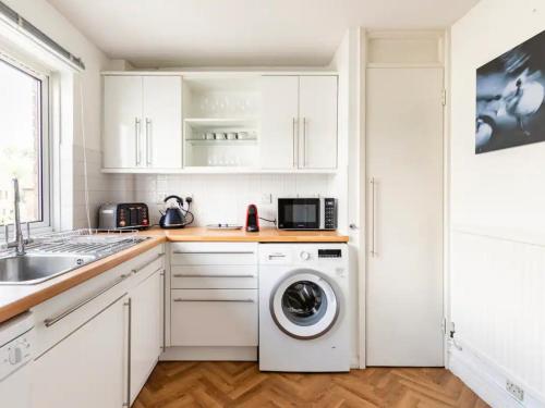 Bright and Spacious Apartment-Unbeatable Location - Pass the Keys, Windsor (photo 8)